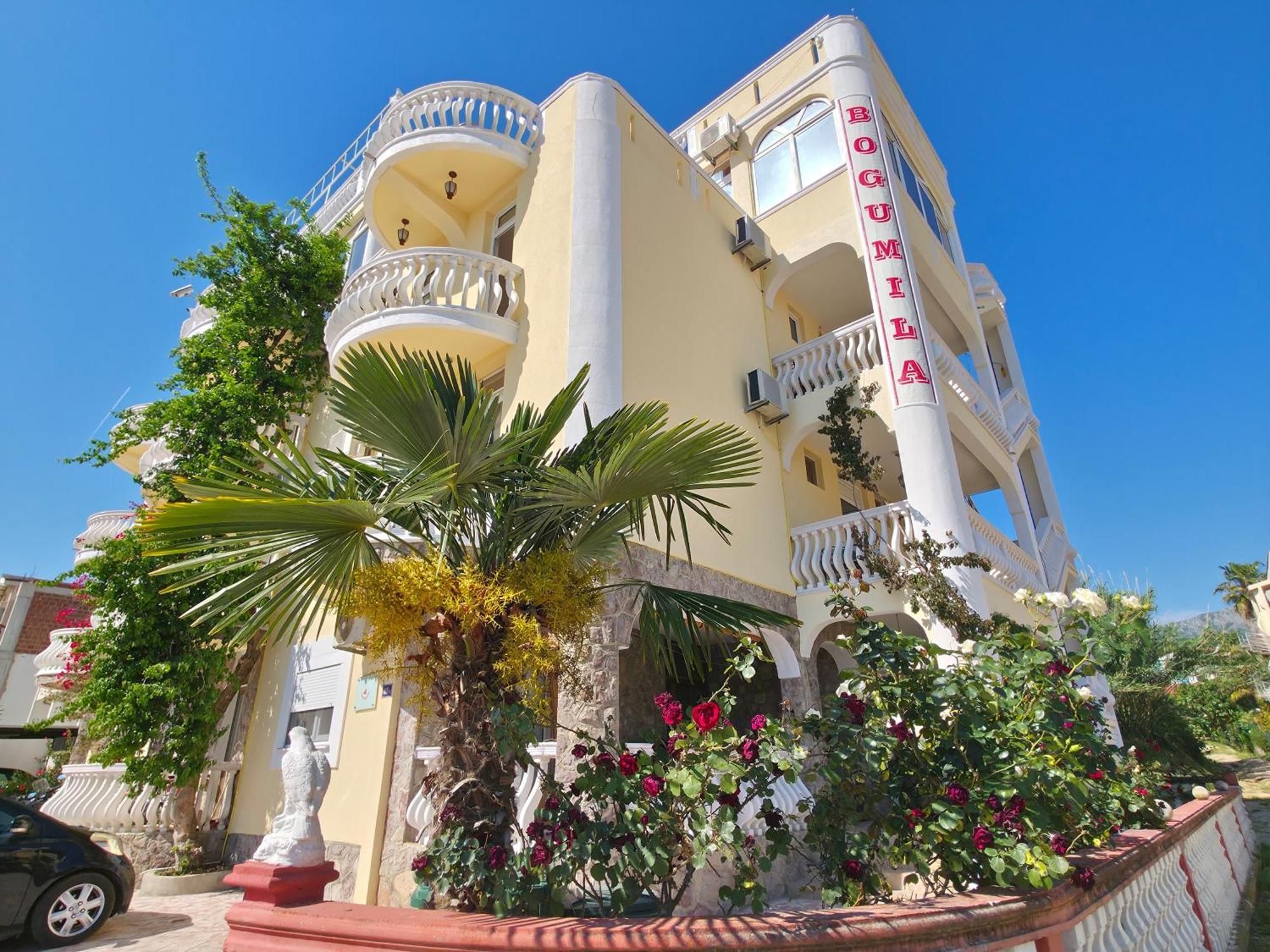 Bogumila Hotel Bar Exterior photo